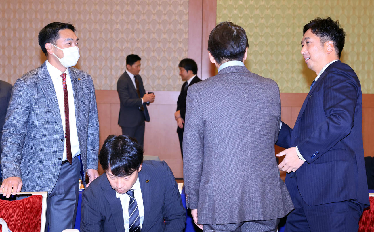 12球団監督会議で笑顔であいさつする巨人阿部監督（左）と阪神藤川監督（右）（撮影・浅見桂子）