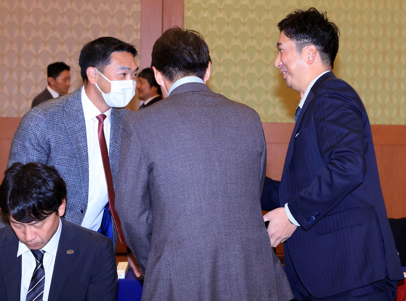 12球団監督会議で笑顔であいさつする巨人阿部監督（左）と阪神藤川監督（右）（撮影・浅見桂子）