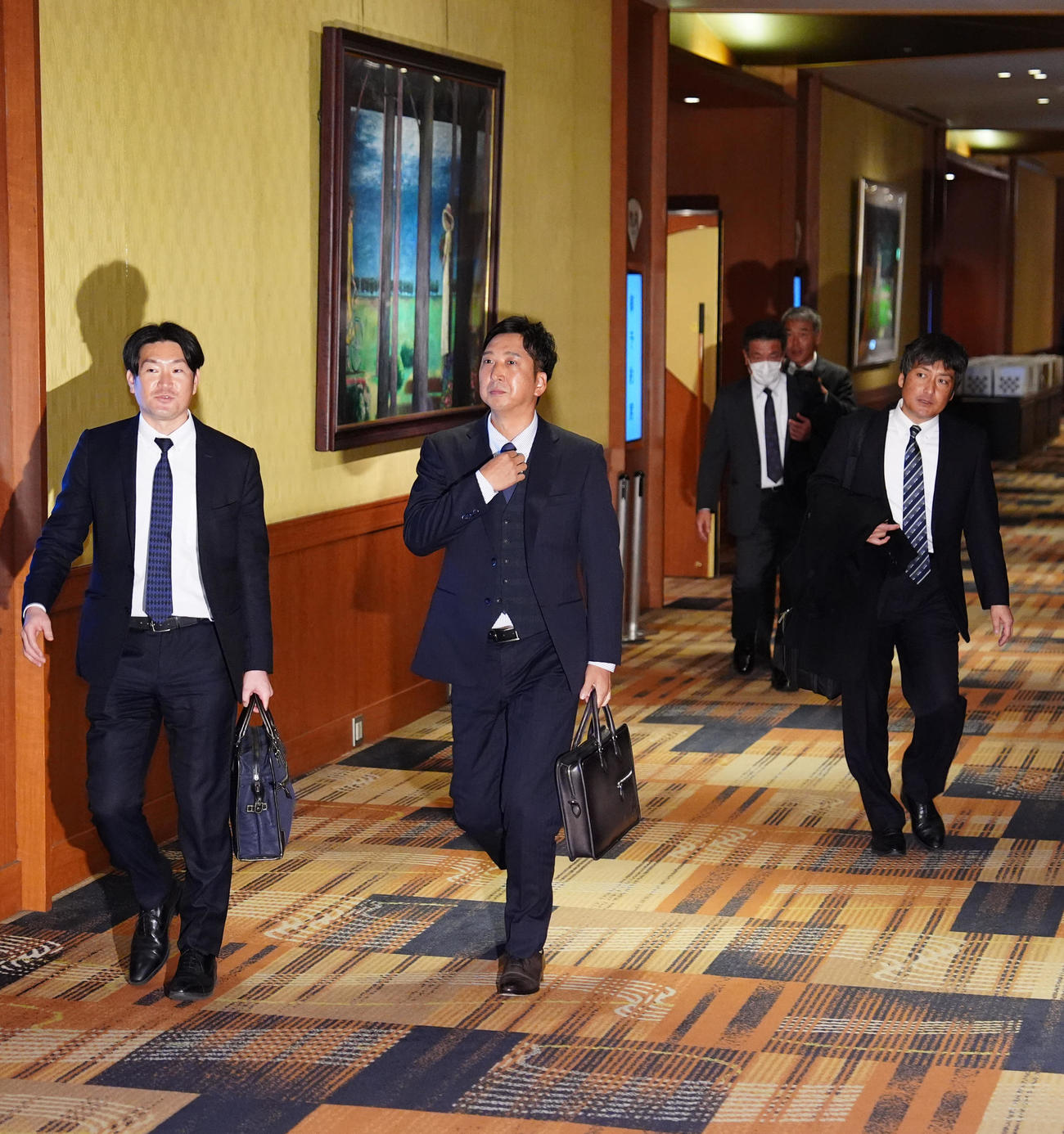 NPB12球団監督会議を終え、会場を出る阪神藤川監督（中央）（撮影・江口和貴）
