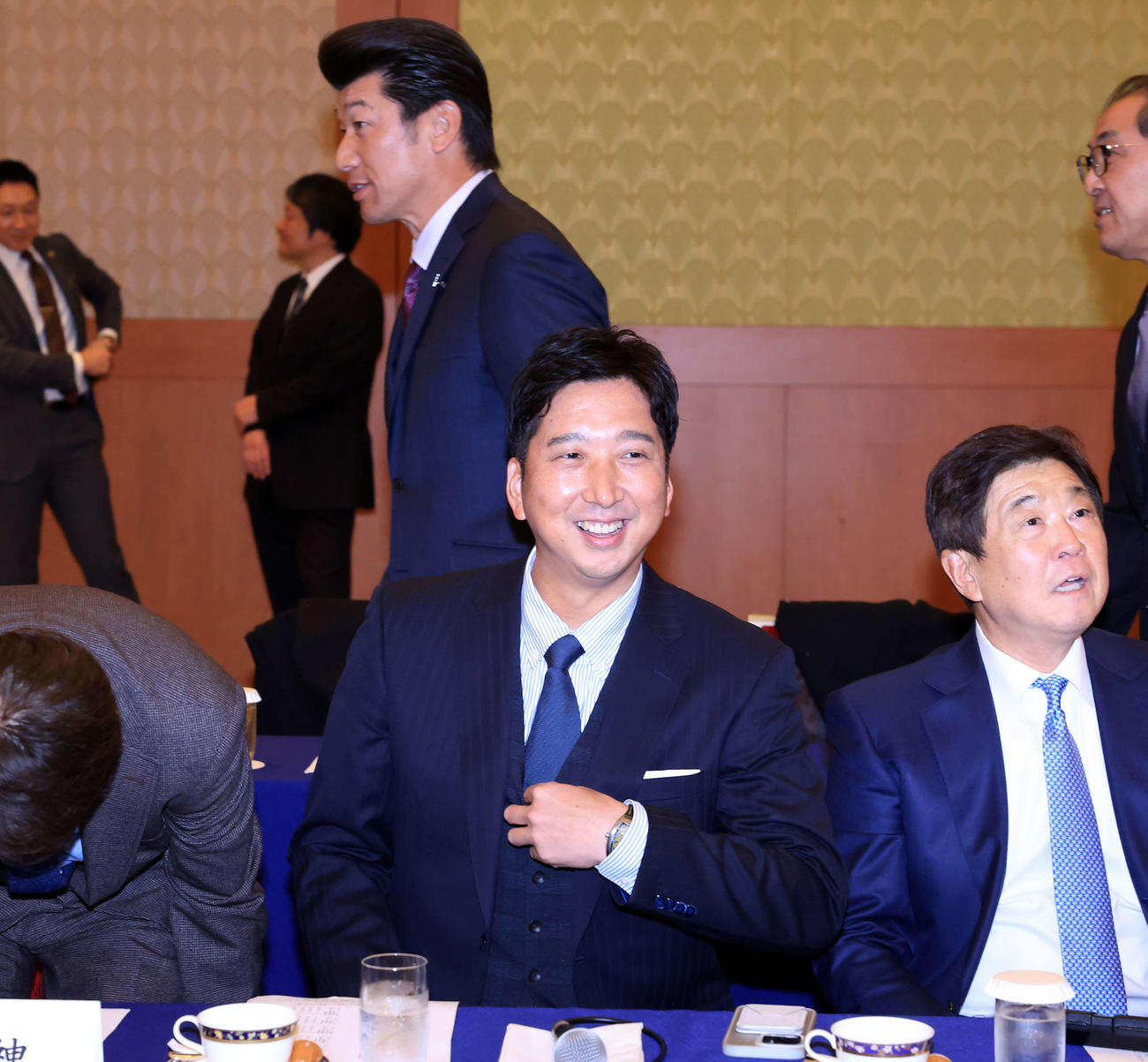 12球団監督会議で笑顔で着席する阪神藤川監督（中央）。右は平田2軍監督。後方左はDeNA三浦監督（撮影・浅見桂子）
