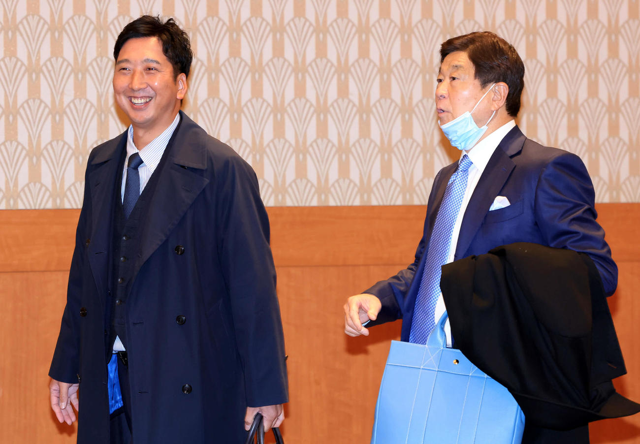 12球団監督会議に笑顔で向かう阪神藤川監督（左）と平田2軍監督（撮影・浅見桂子）