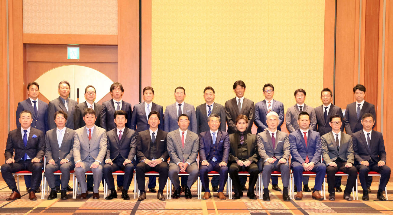 12球団監督会議前に記念撮影する、前列左から中日井上監督、ヤクルト高津監督、広島新井監督、DeNA三浦監督、阪神藤川監督、巨人阿部監督、ソフトバンク小久保監督、日本ハム新庄監督、ロッテ吉井監督、楽天三木監督、オリックス岸田監督、西武西口監督、後列左から中日落合2軍監督、ヤクルト池山2軍監督、広島高2軍監督、DeNA桑原2軍監督、阪神平田2軍監督、巨人桑田2軍監督、ソフトバンク松山2軍監督、日本ハム稲葉2軍監督、ロッテサブロー2軍監督、楽天渡辺2軍監督、オリックス波留2軍監督、西武小関2軍監督（撮影・浅見桂子）