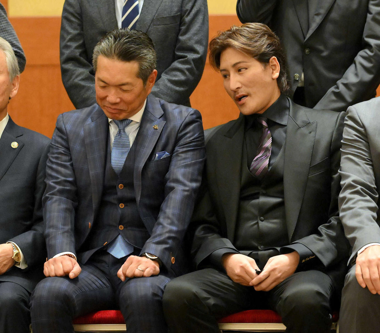 記念撮影の前にソフトバンク小久保監督（左）に話しかける日本ハム新庄監督（代表撮影）