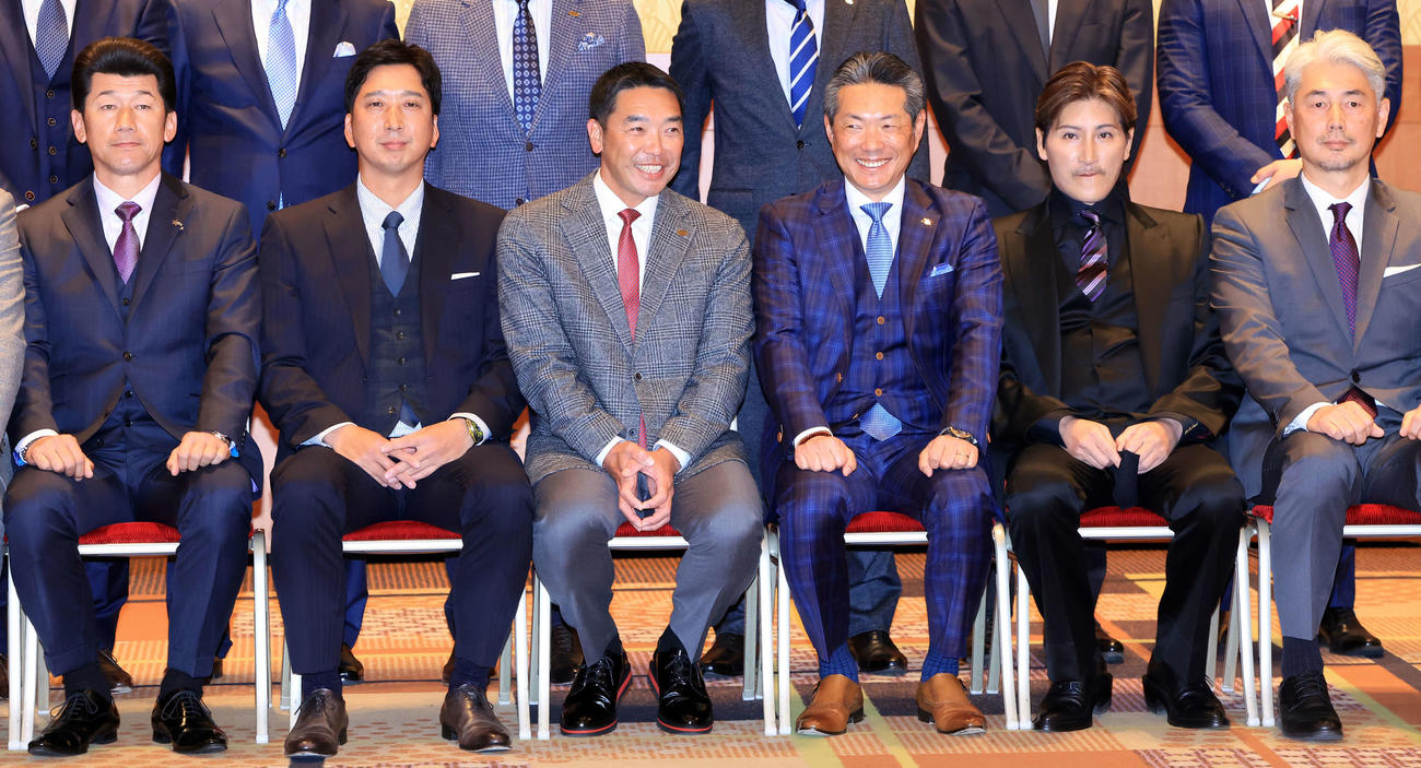 12球団監督会議で笑顔で記念撮影に臨む、左からDeNA三浦監督、阪神藤川監督、巨人阿部監督、ソフトバンク小久保監督、日本ハム新庄監督、ロッテ吉井監督（撮影・浅見桂子）