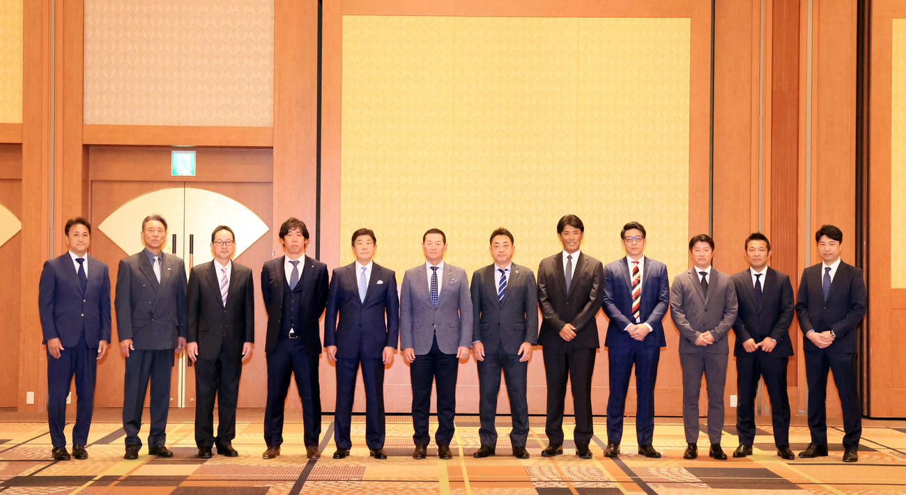12球団監督会議前に記念撮影する、左から中日落合2軍監督、ヤクルト池山2軍監督、広島高2軍監督、DeNA桑原2軍監督、阪神平田2軍監督、巨人桑田2軍監督、ソフトバンク松山2軍監督、日本ハム稲葉2軍監督、ロッテサブロー2軍監督、楽天渡辺監督、オリックス波留監督、西武小関監督（撮影・浅見桂子）