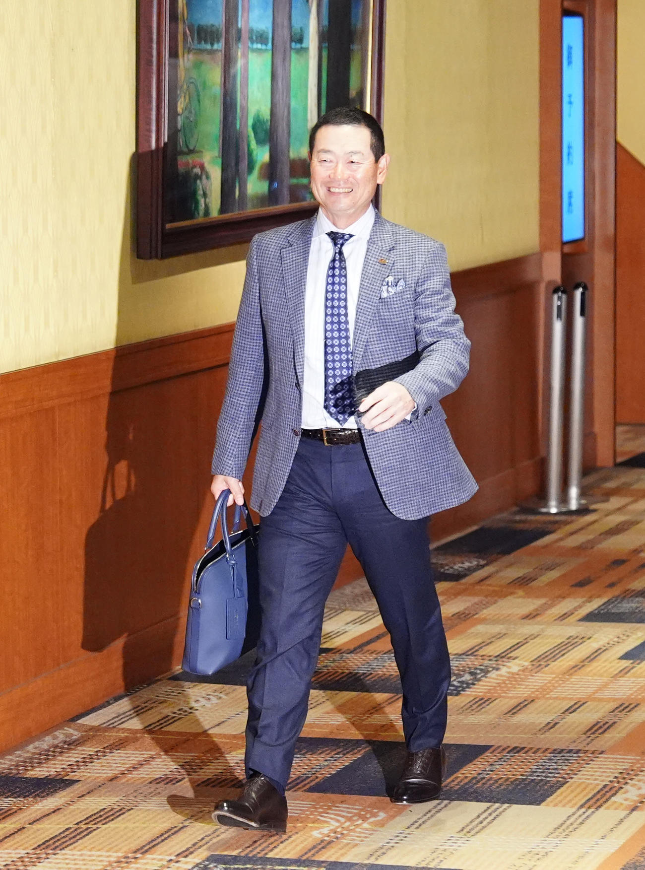 NPB12球団監督会議を終え、会場を出る巨人桑田2軍監督（撮影・江口和貴）