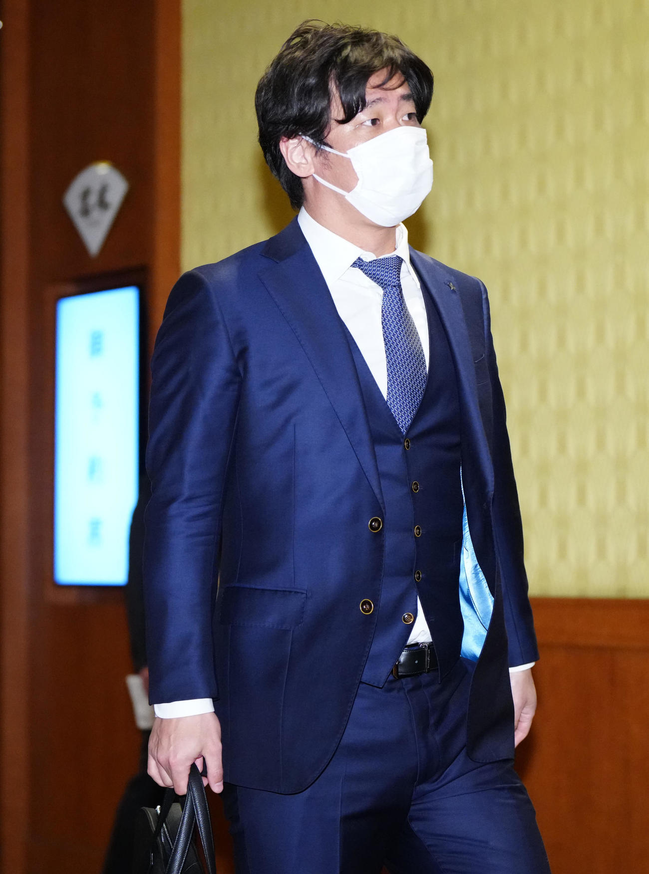 NPB12球団監督会議の会場へ向かうDeNA桑原2軍監督（撮影・江口和貴）