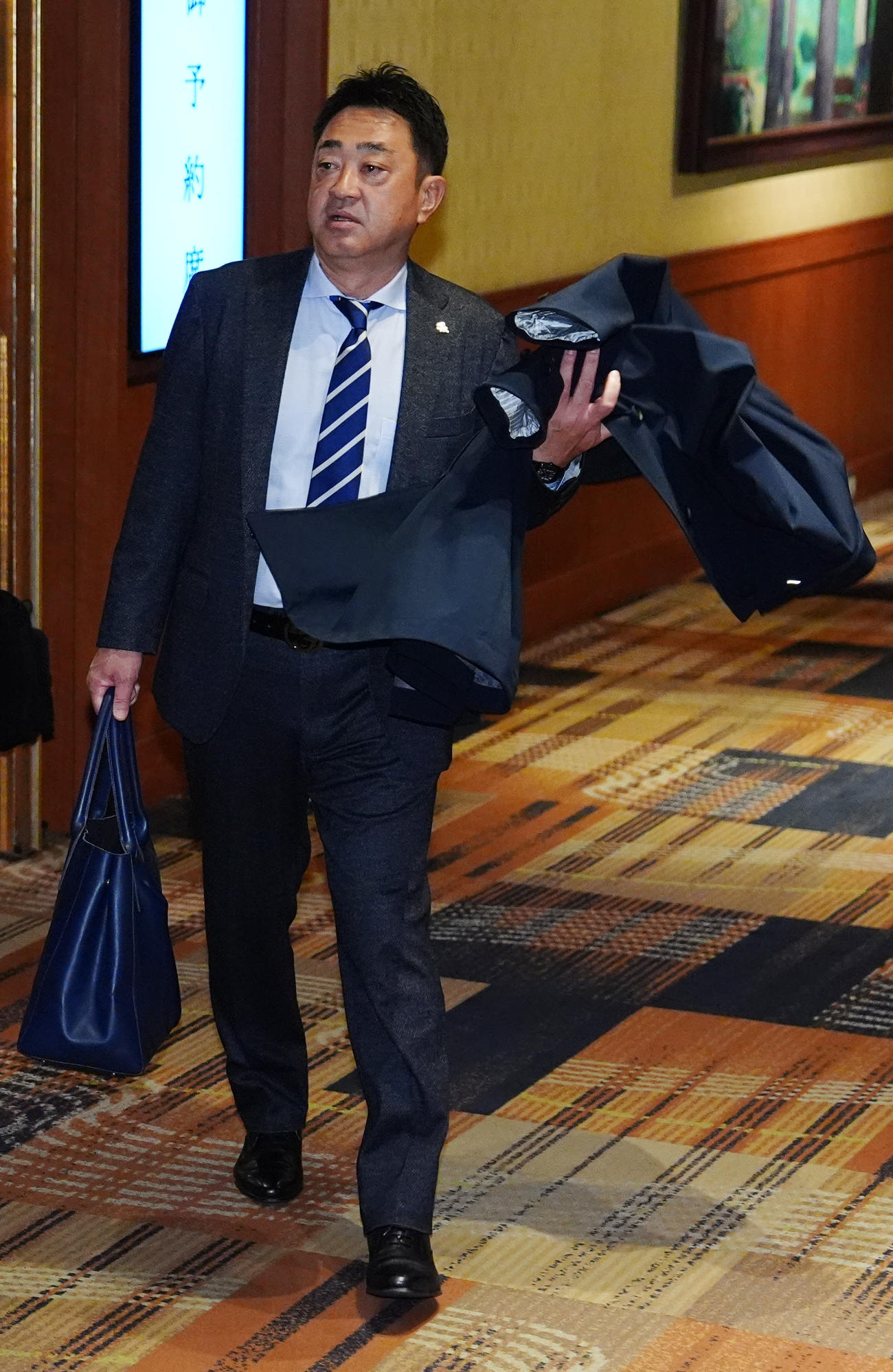 NPB12球団監督会議を終え、会場を出るソフトバンク松山2軍監督（撮影・江口和貴）