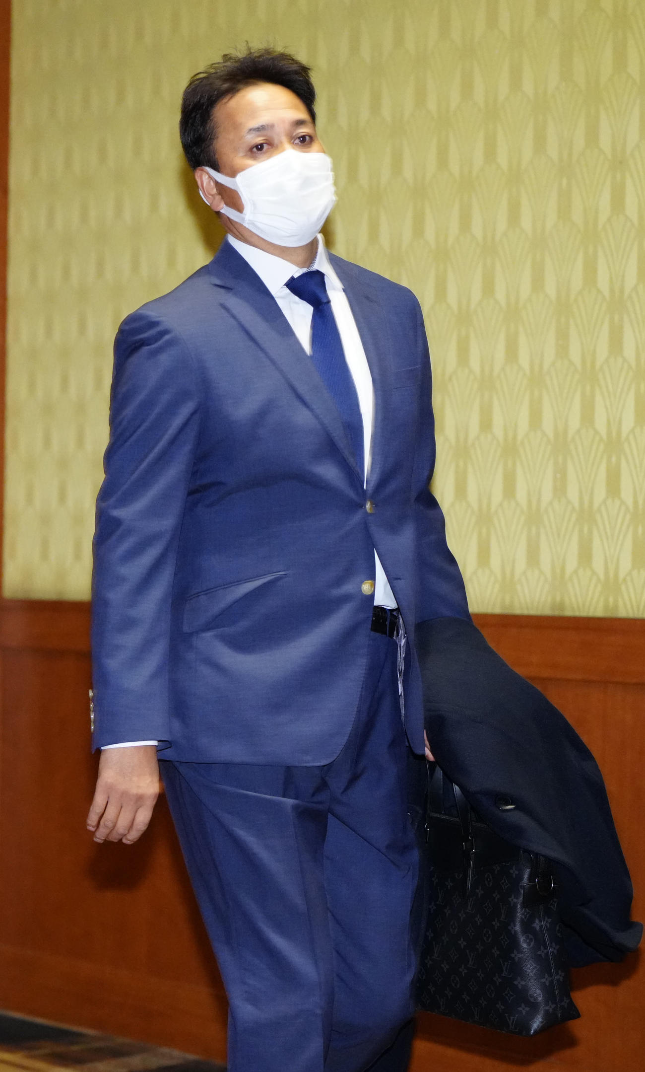 NPB12球団監督会議の会場へ向かう中日落合2軍監督（撮影・江口和貴）