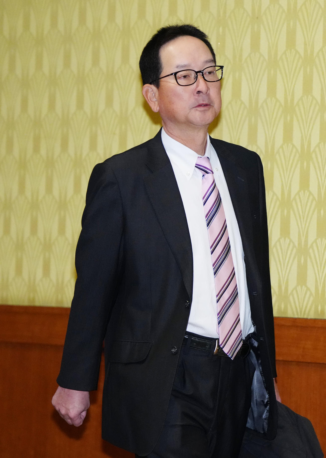 NPB12球団監督会議の会場へ向かう広島高2軍監督（撮影・江口和貴）
