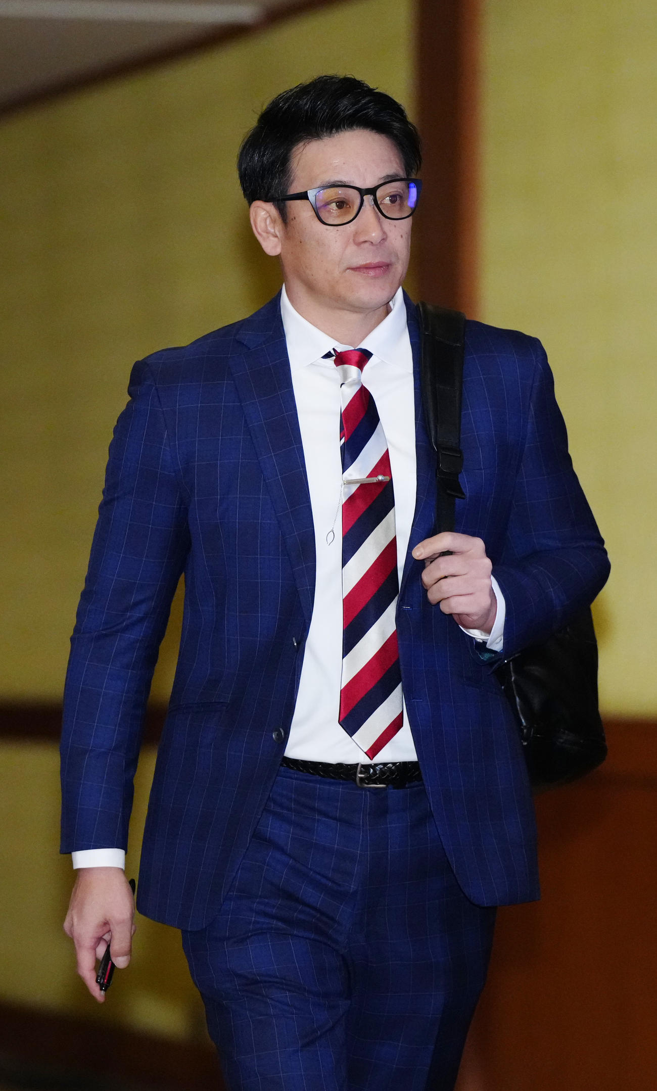 NPB12球団監督会議の会場へ向かうロッテ・サブロー2軍監督（撮影・江口和貴）