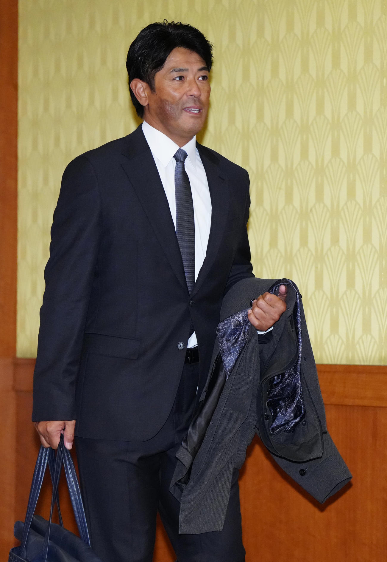 NPB12球団監督会議の会場へ向かう日本ハム稲葉2軍監督（撮影・江口和貴）