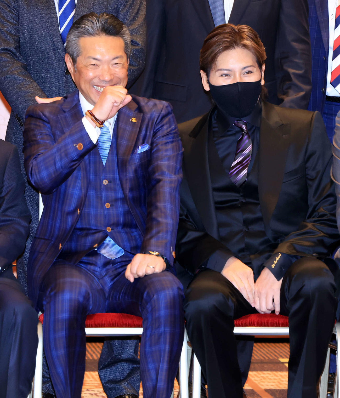 12球団監督会議で笑顔で記念撮影に臨むソフトバンク小久保監督（左）と日本ハム新庄監督（撮影・浅見桂子）