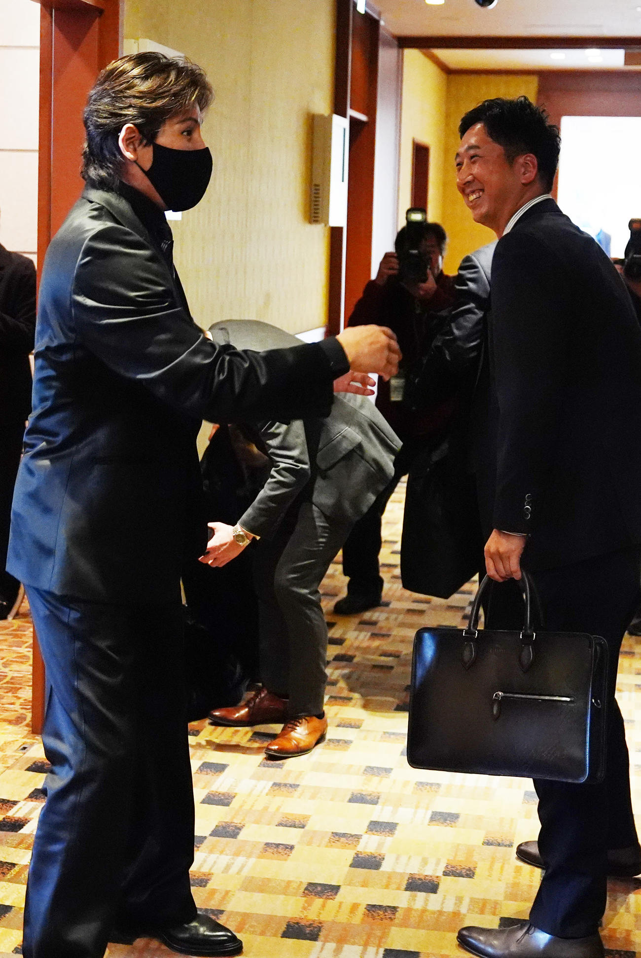 NPB12球団監督会議後、日本ハム新庄監督（左）と言葉を交わし笑顔を見せる阪神藤川監督（撮影・江口和貴）