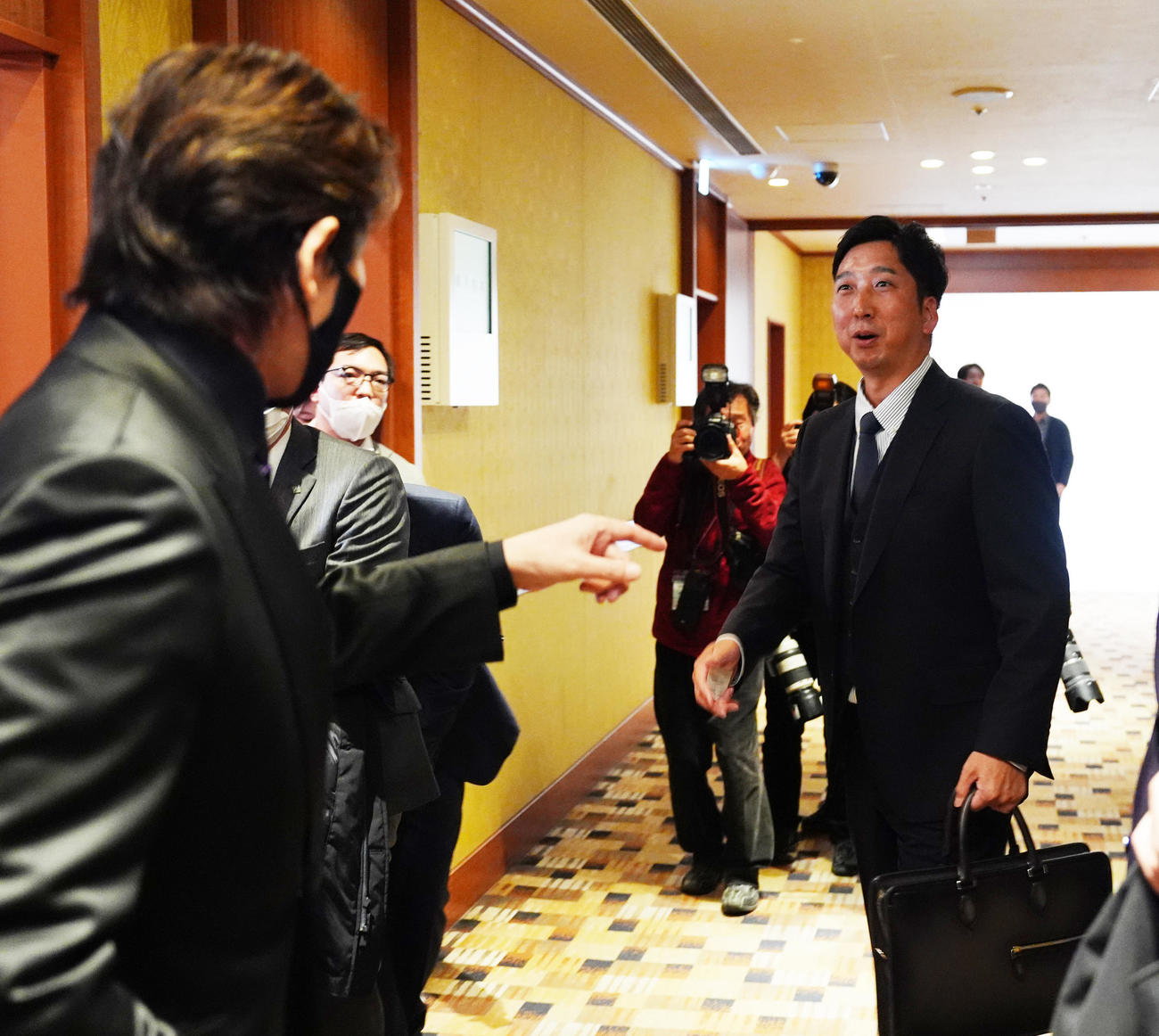NPB12球団監督会議後、日本ハム新庄監督（左）と言葉を交わす阪神藤川監督（撮影・江口和貴）