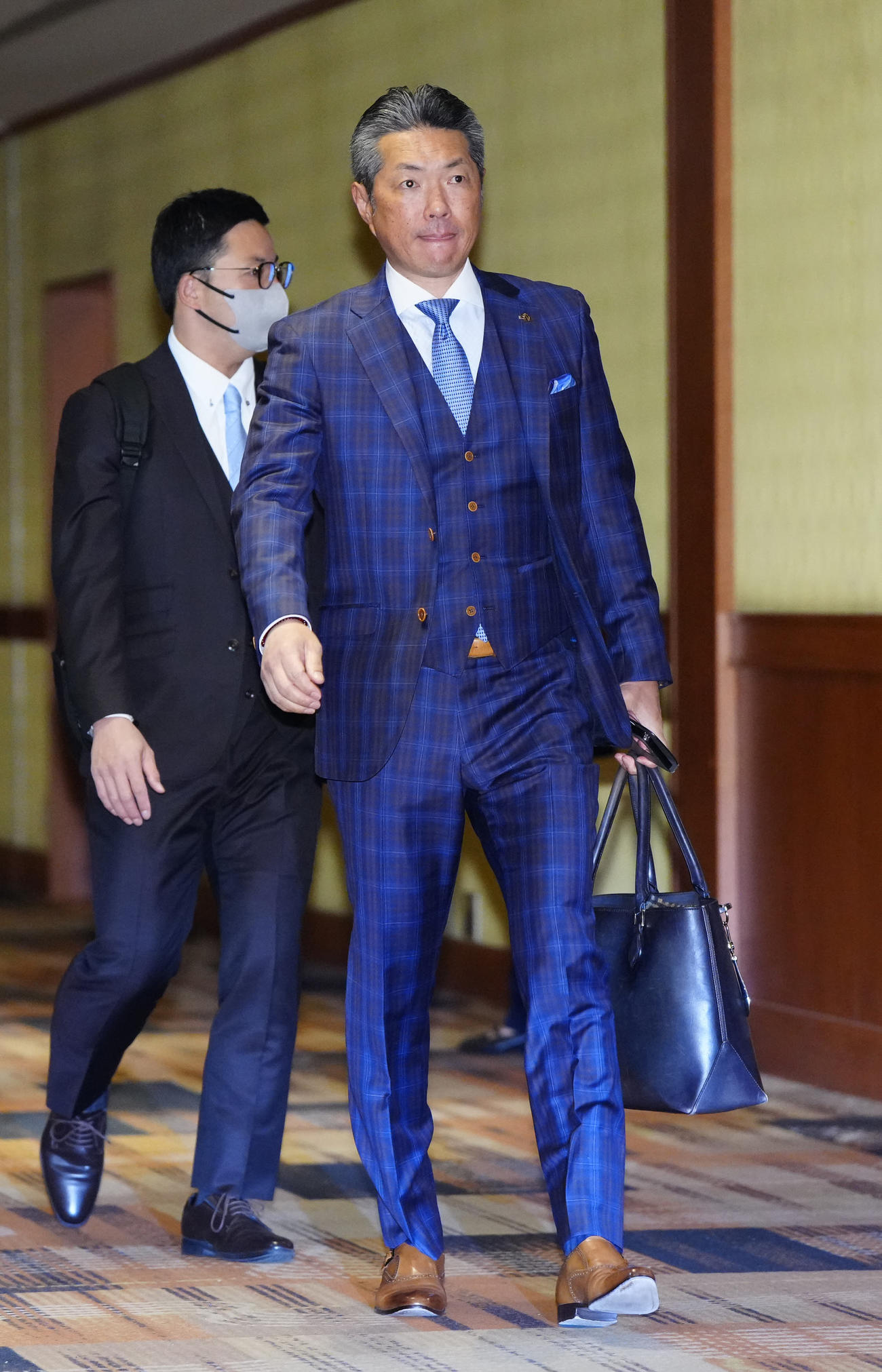 NPB12球団監督会議の会場へ向かうソフトバンク小久保監督（撮影・江口和貴）