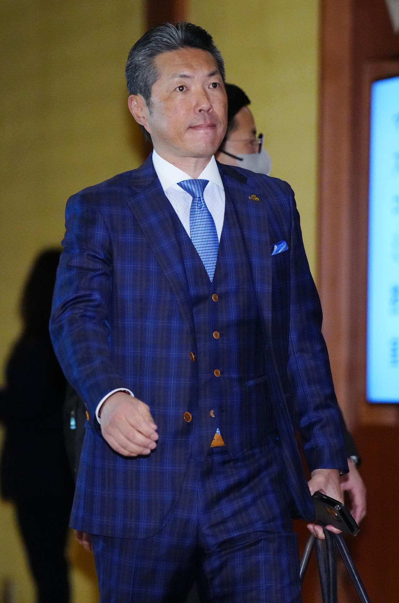 NPB12球団監督会議の会場へ向かうソフトバンク小久保監督（撮影・江口和貴）