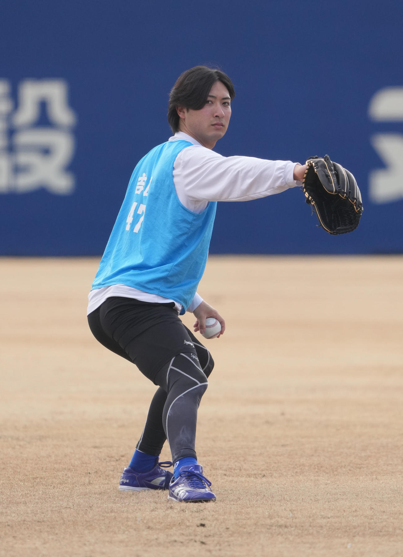 キャッチボールをする金丸（撮影・森本幸一）