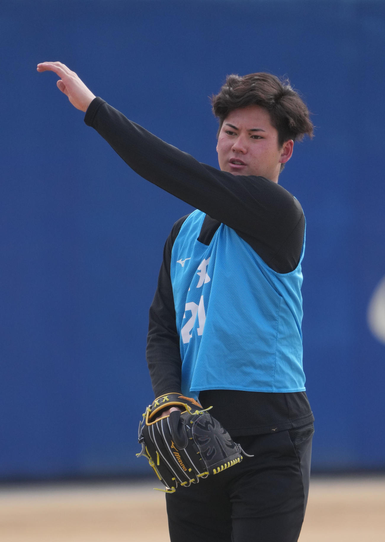 キャッチボールをする金丸（撮影・森本幸一）