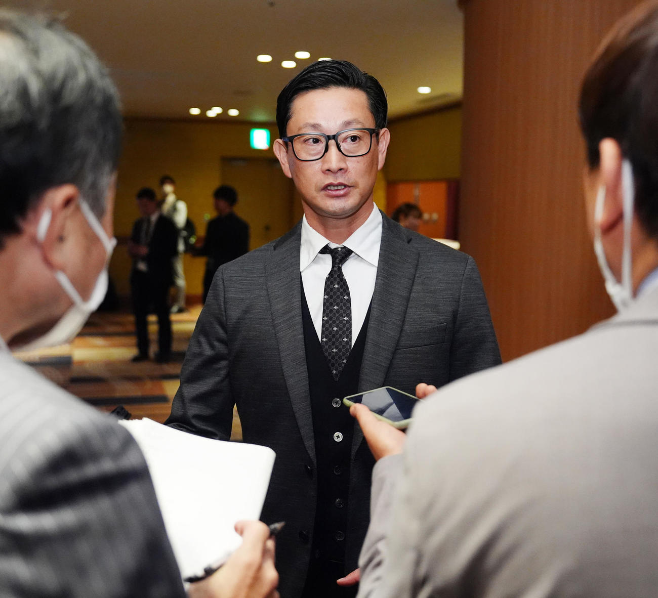 NPB12球団監督会議後、取材に応じるオリックス岸田監督（中央）（撮影・江口和貴）