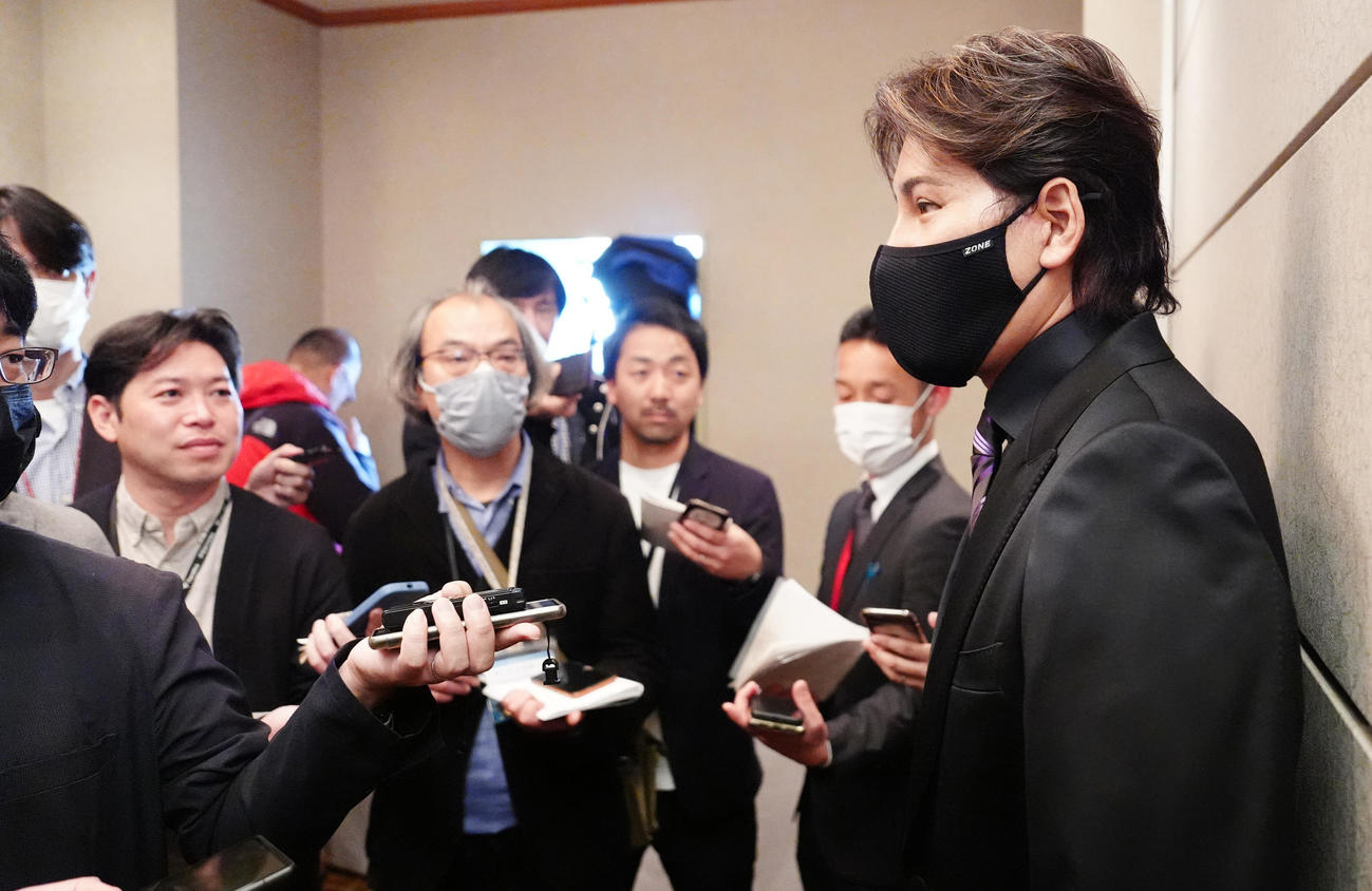 NPB12球団監督会議後、取材に応じる日本ハム新庄監督（右端）（撮影・江口和貴）