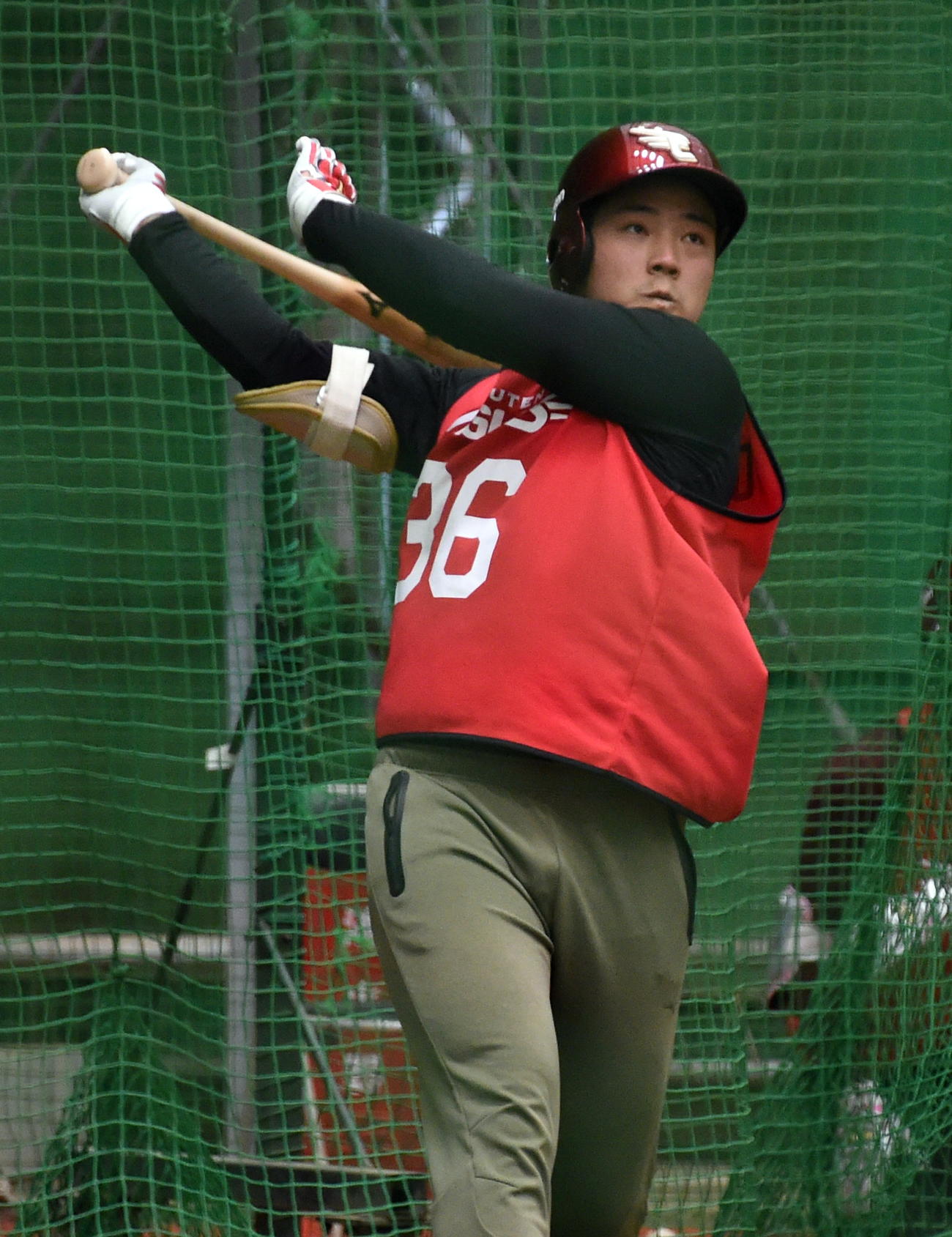 室内練習場でフリー打撃を行う楽天ドラフト5位の吉納（撮影・山田愛斗）