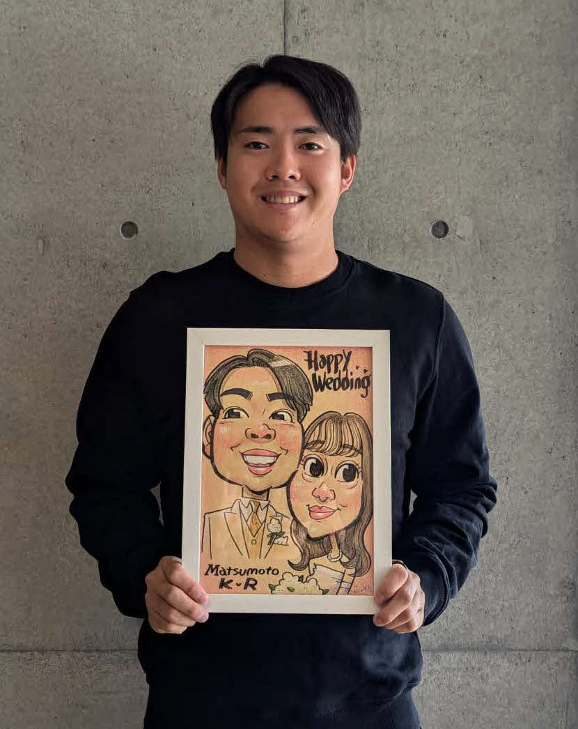 新妻との似顔絵を手に笑顔を見せるヤクルト松本健