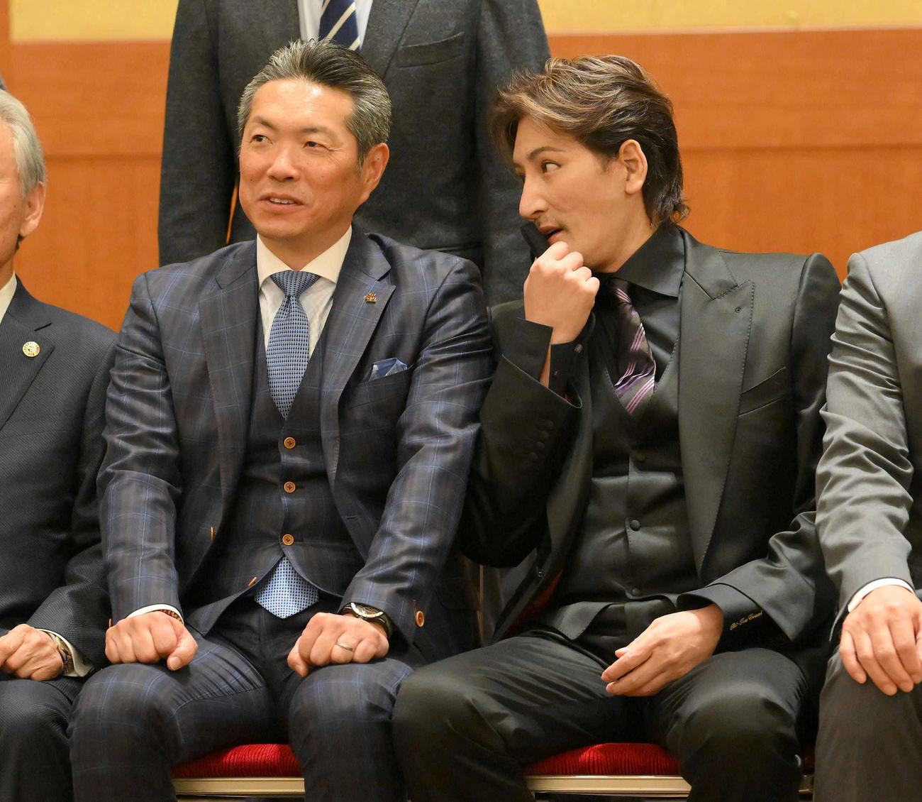 ソフトバンク小久保監督（左）に話しかける日本ハム新庄監督（代表撮影）