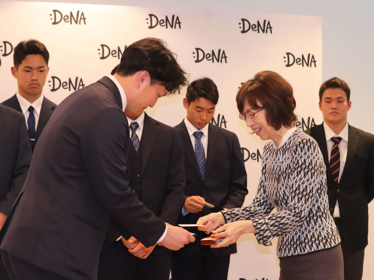 DeNAドラフト1位の竹田と名刺交換する南場オーナー（撮影・小早川宗一郎）
