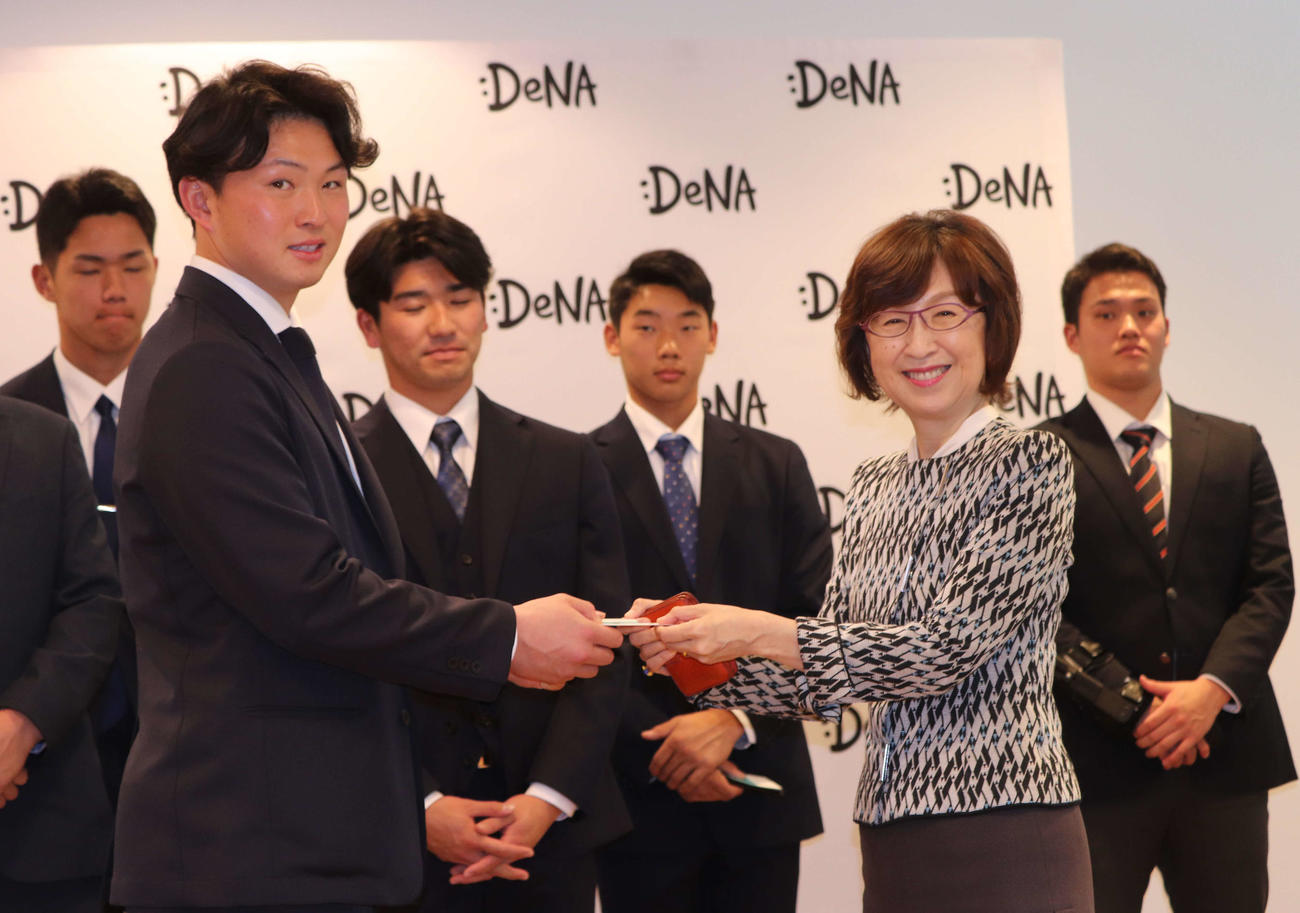 DeNAドラフト1位の竹田と名刺交換する南場オーナー（撮影・小早川宗一郎）