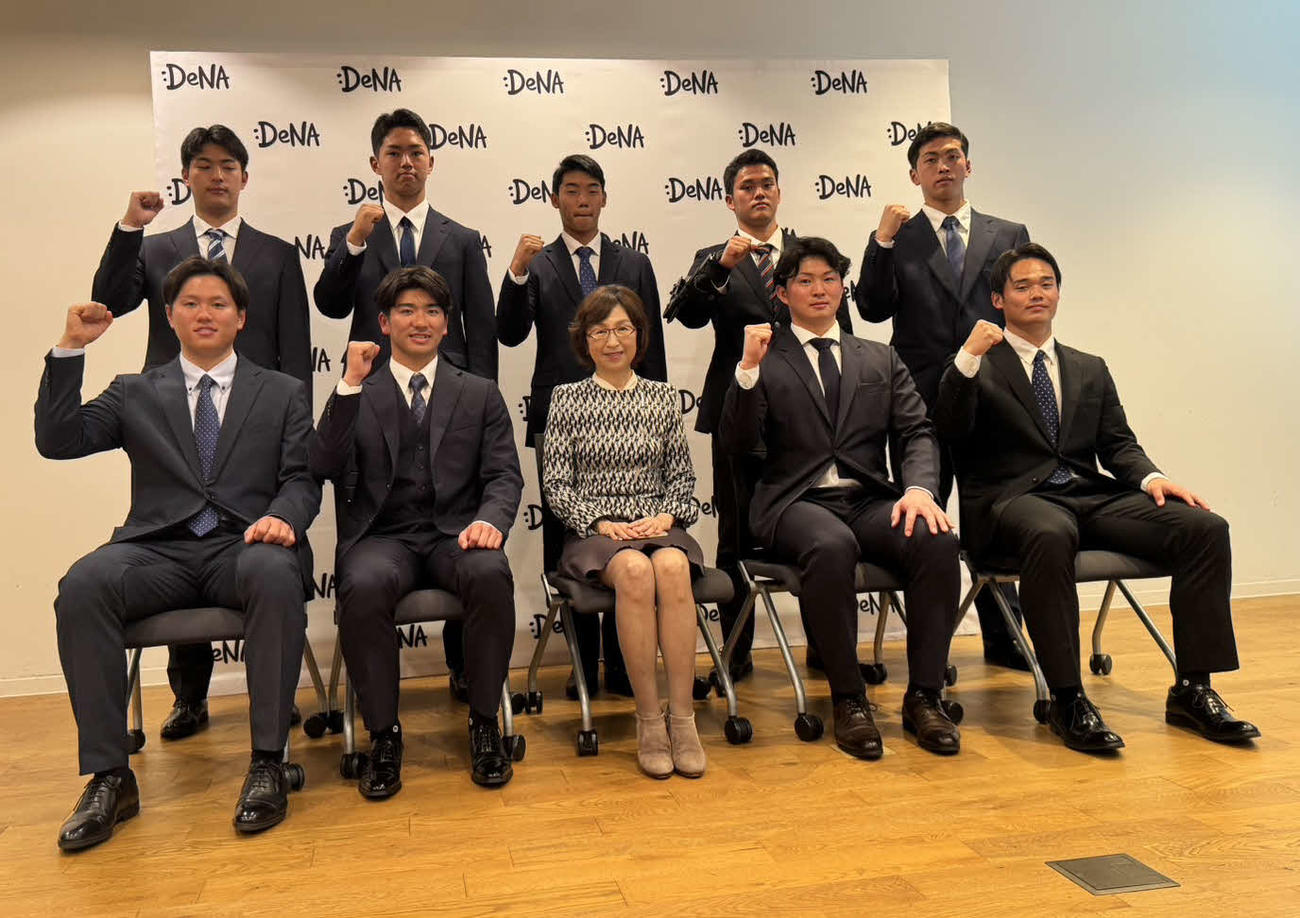 DeNAの本社を訪問した新人たちと南場オーナー（撮影・小早川宗一郎）