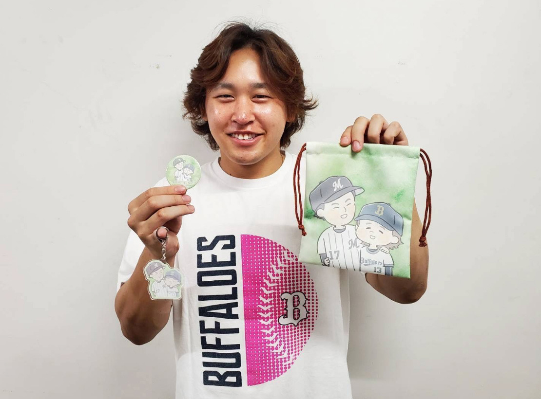 「宮城くんとろーたんグッズ」巾着などを手にするオリックス宮城（球団社提供）
