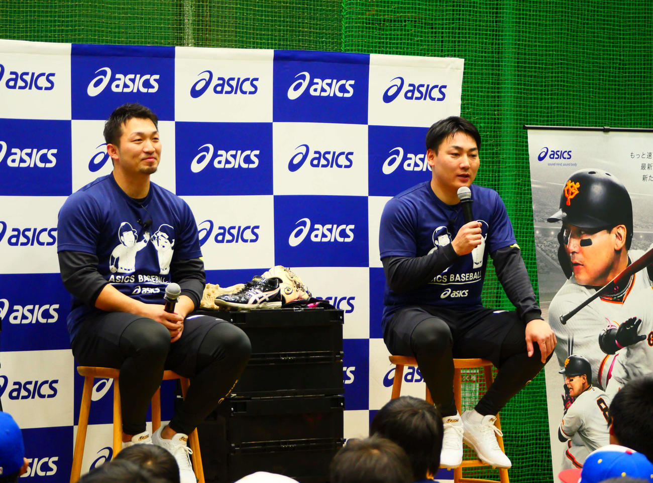 トークイベントに臨むカブス鈴木（左）と巨人丸（2023年撮影）