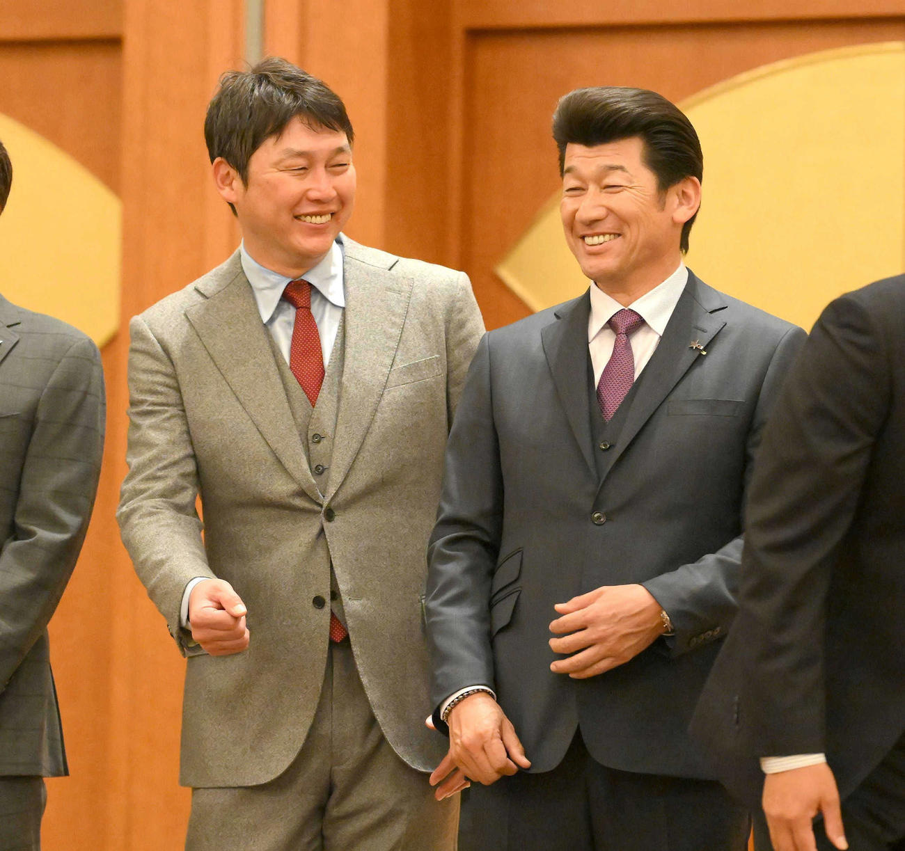 12球団監督会議で談笑する広島新井監督（左）とDeNA三浦監督（代表撮影）