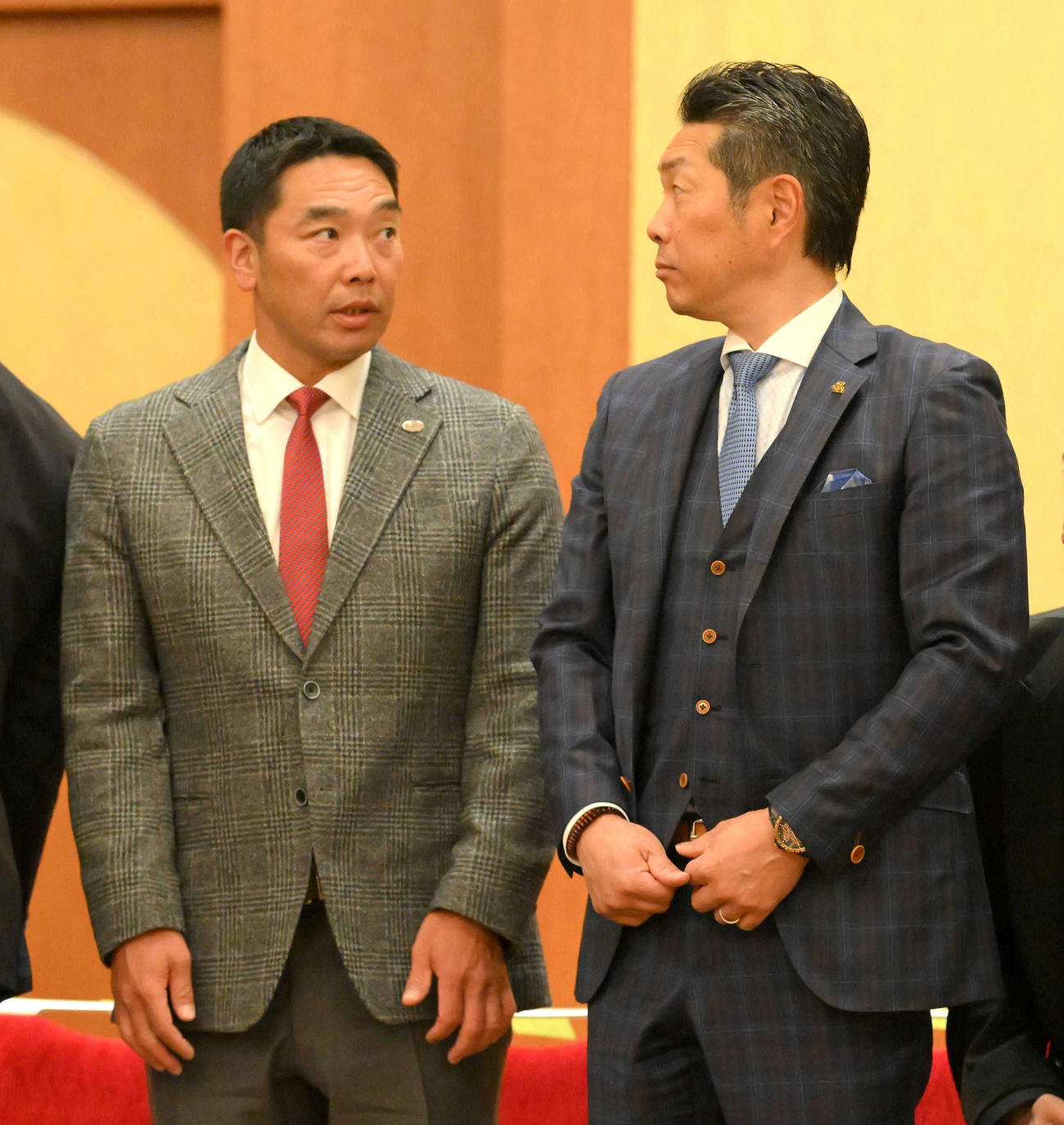 巨人阿部監督（左）はソフトバンク小久保監督と話す（代表撮影）