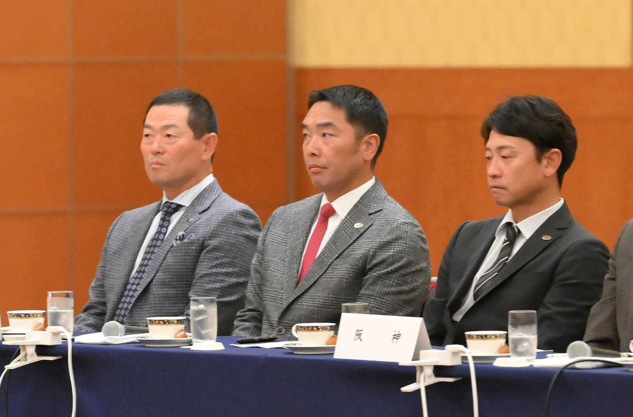 12球団監督会議に出席した、左から巨人桑田2軍監督、阿部監督、二岡ヘッドコーチ（代表撮影）