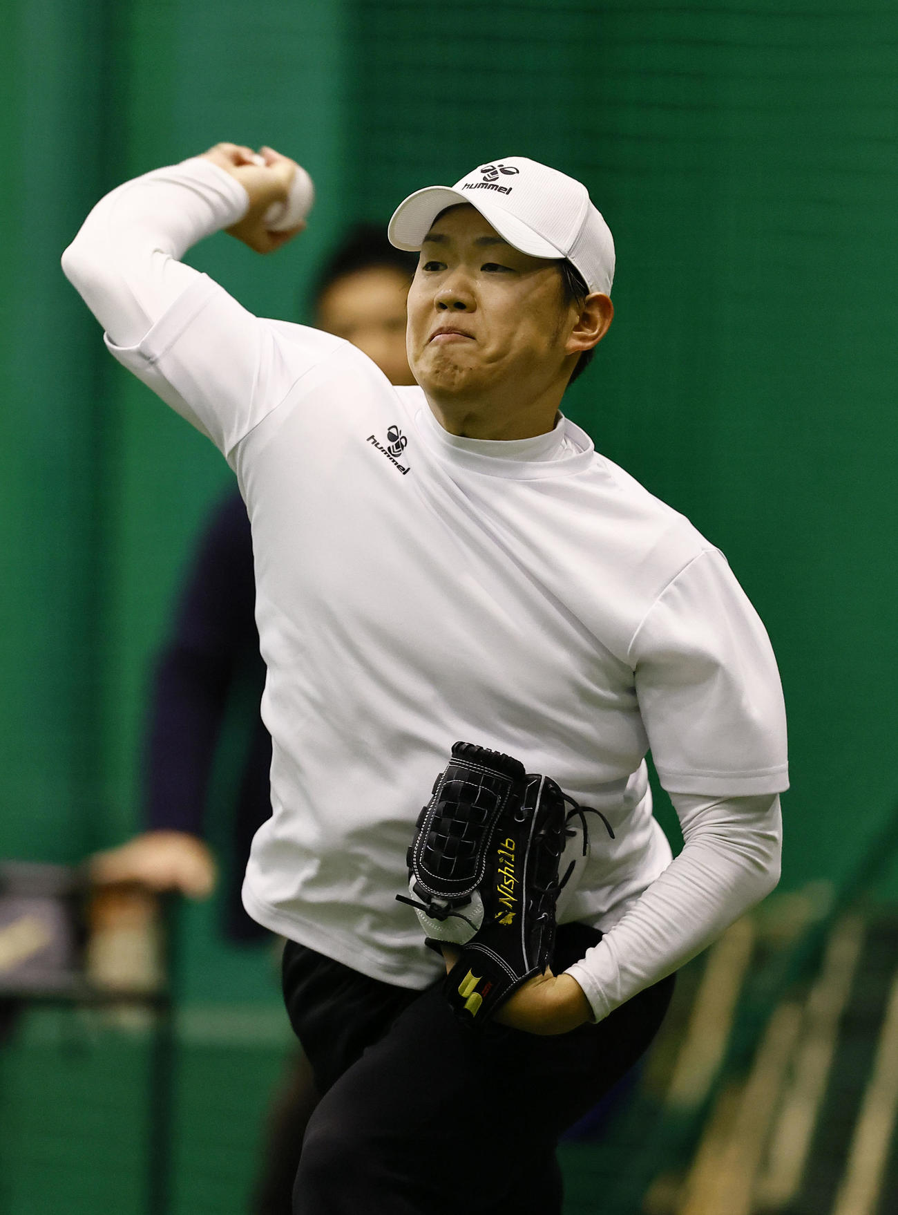 自主トレを公開し、キャッチボールをする阪神西勇（撮影・藤尾明華）