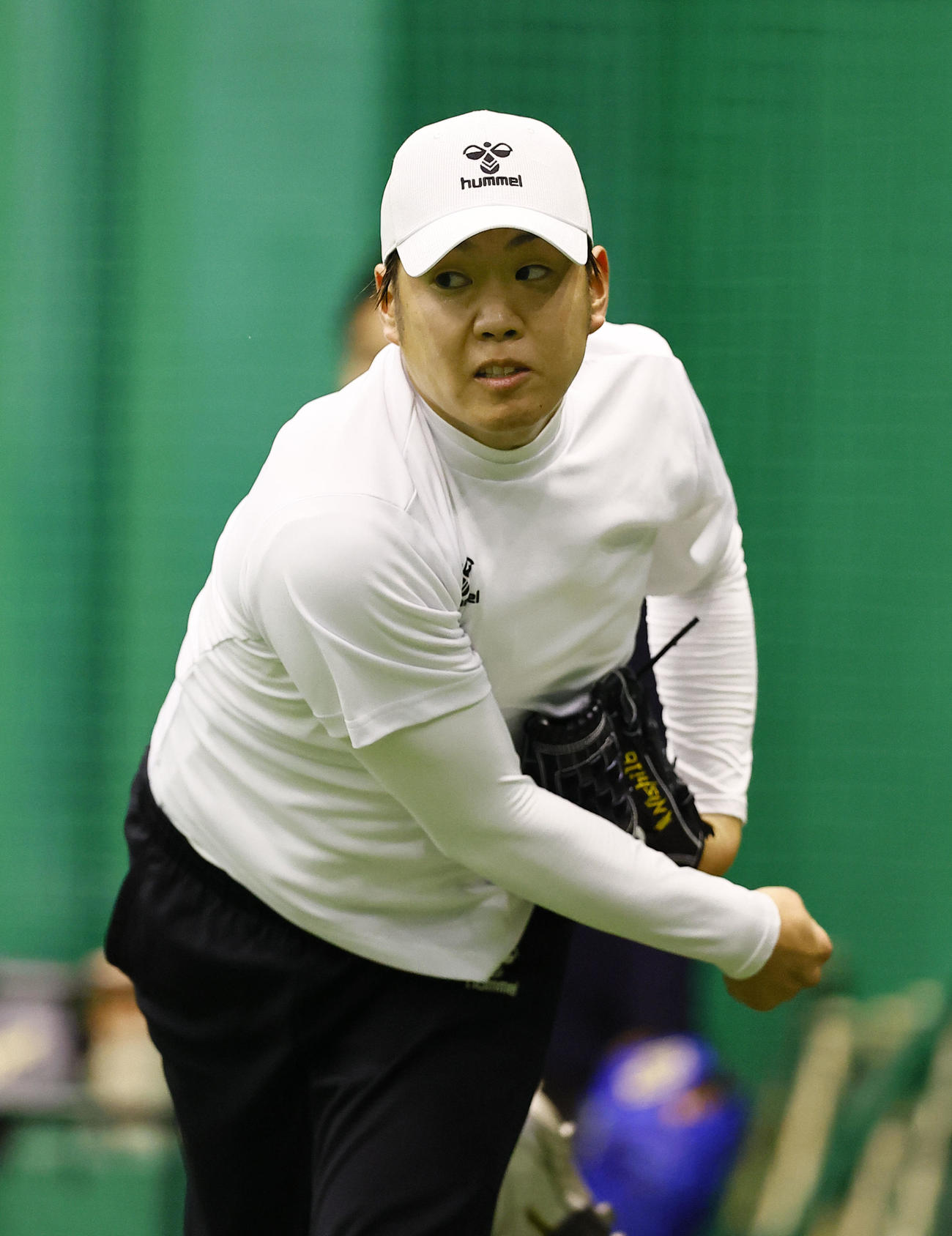 自主トレを公開し、キャッチボールをする阪神西勇（撮影・藤尾明華）