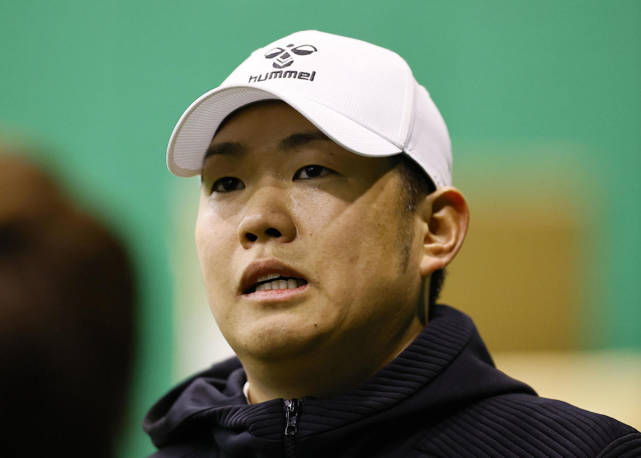 自主トレを公開し、取材に応じる阪神西勇（撮影・藤尾明華）