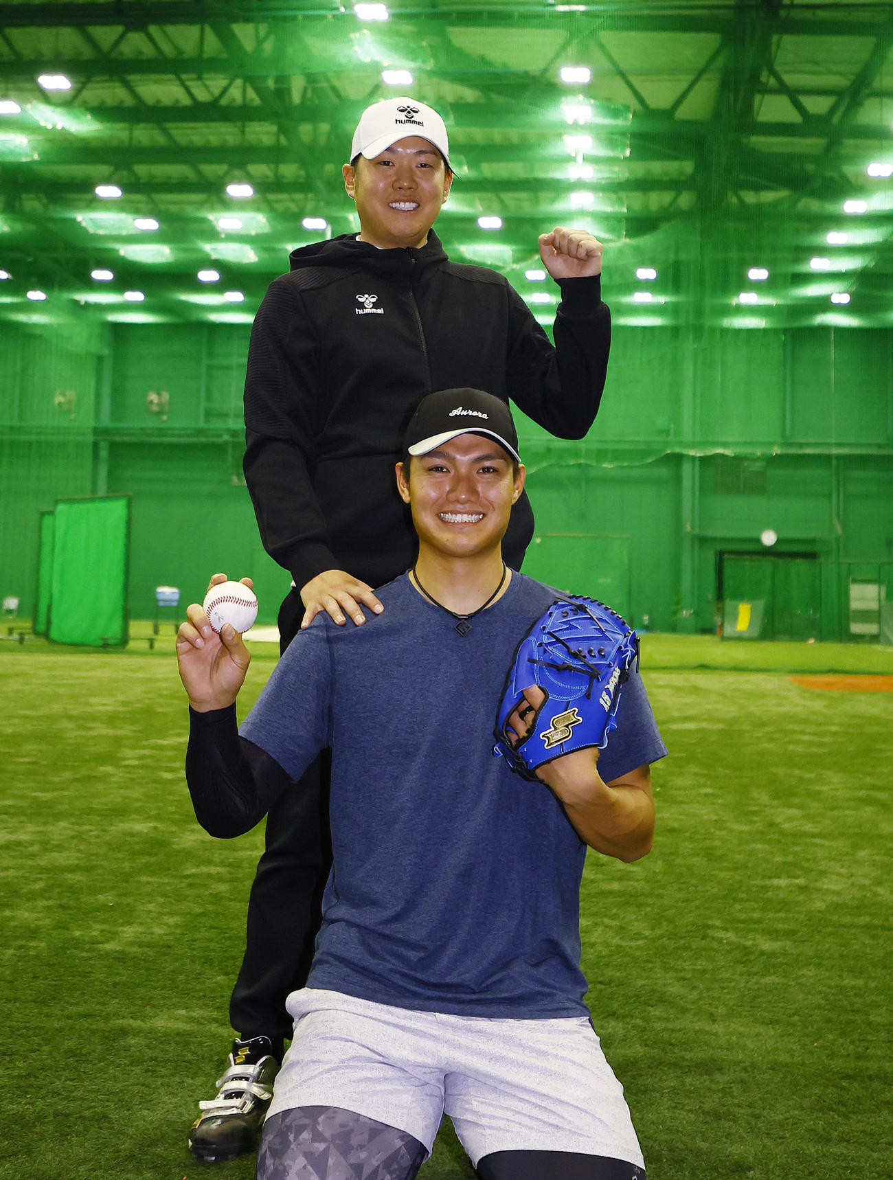 自主トレを公開し、西純（下）とポーズをとる阪神西勇（撮影・藤尾明華）