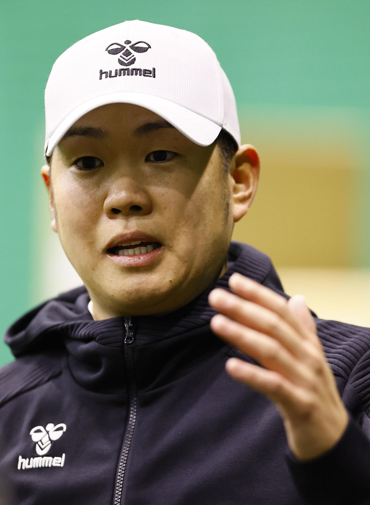 自主トレを公開し、取材に応じる阪神西勇（撮影・藤尾明華）