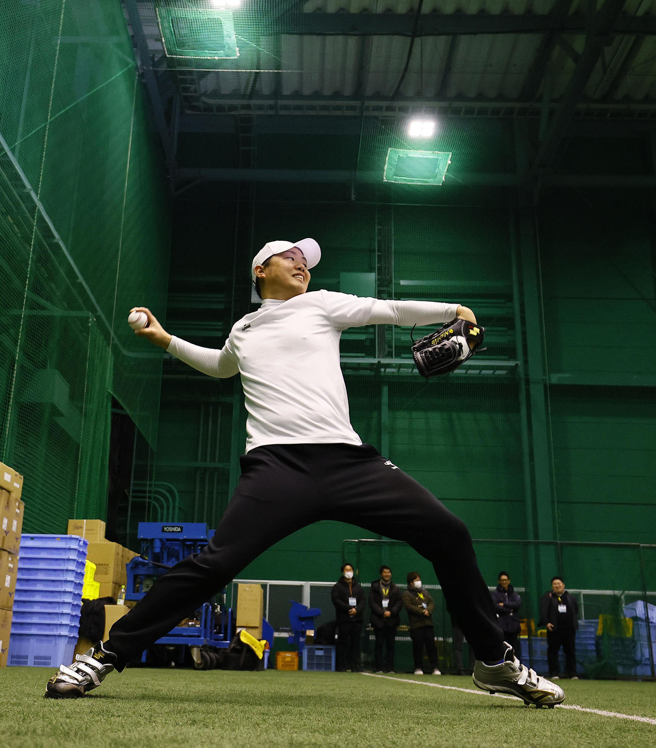 自主トレを公開し、キャッチボールをする阪神西勇（撮影・藤尾明華）