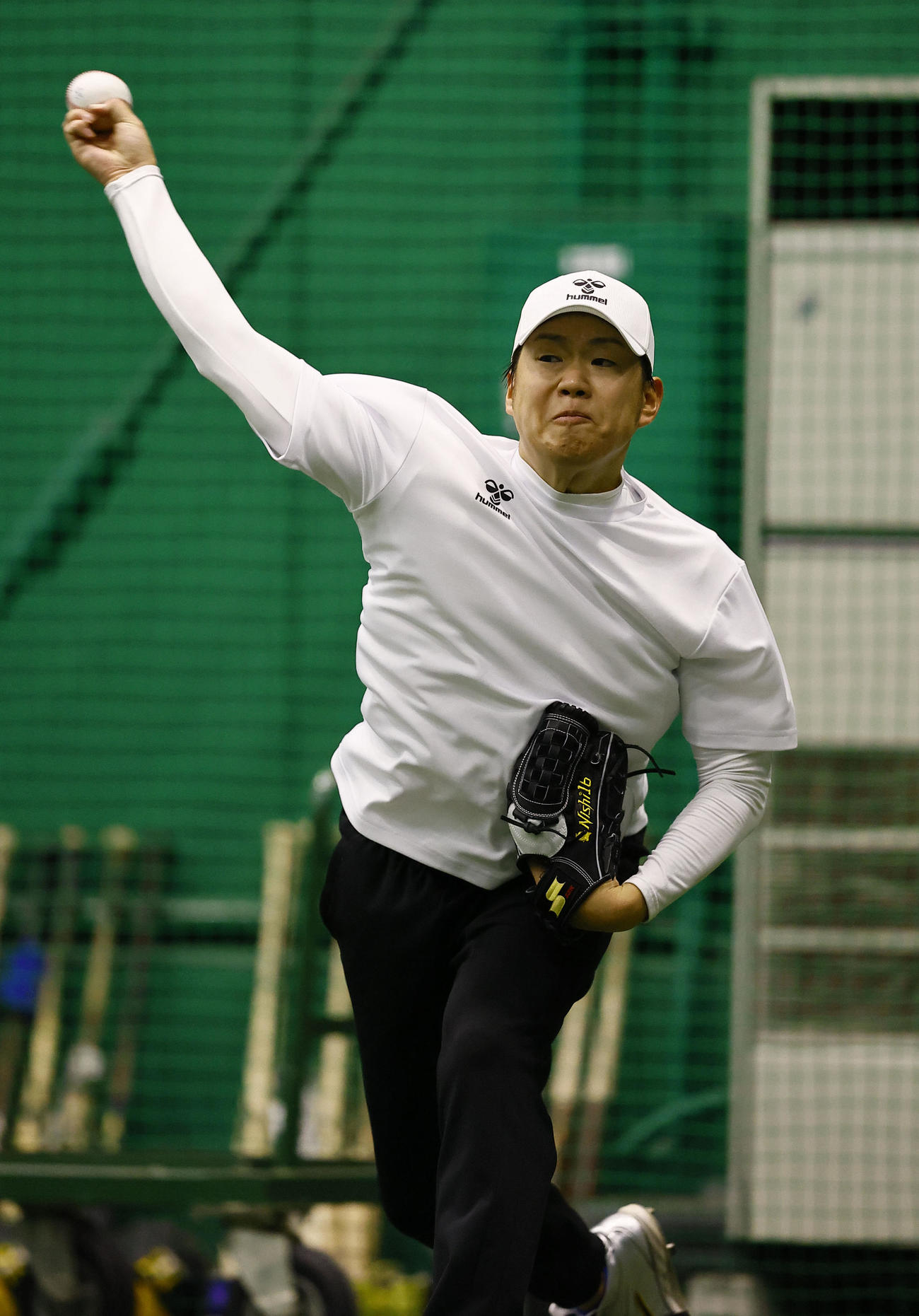 自主トレを公開し、キャッチボールをする阪神西勇（撮影・藤尾明華）