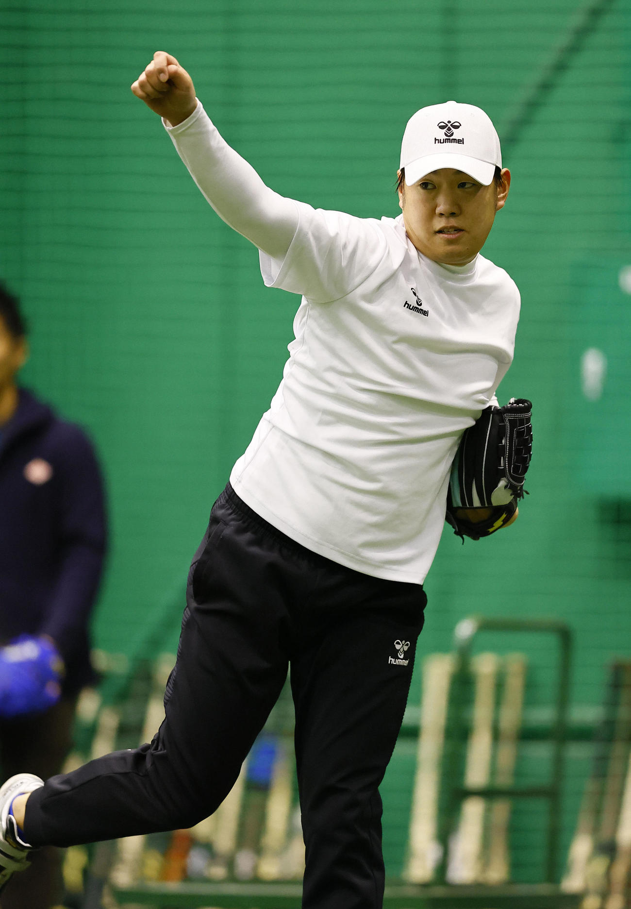 自主トレを公開し、キャッチボールをする阪神西勇（撮影・藤尾明華）