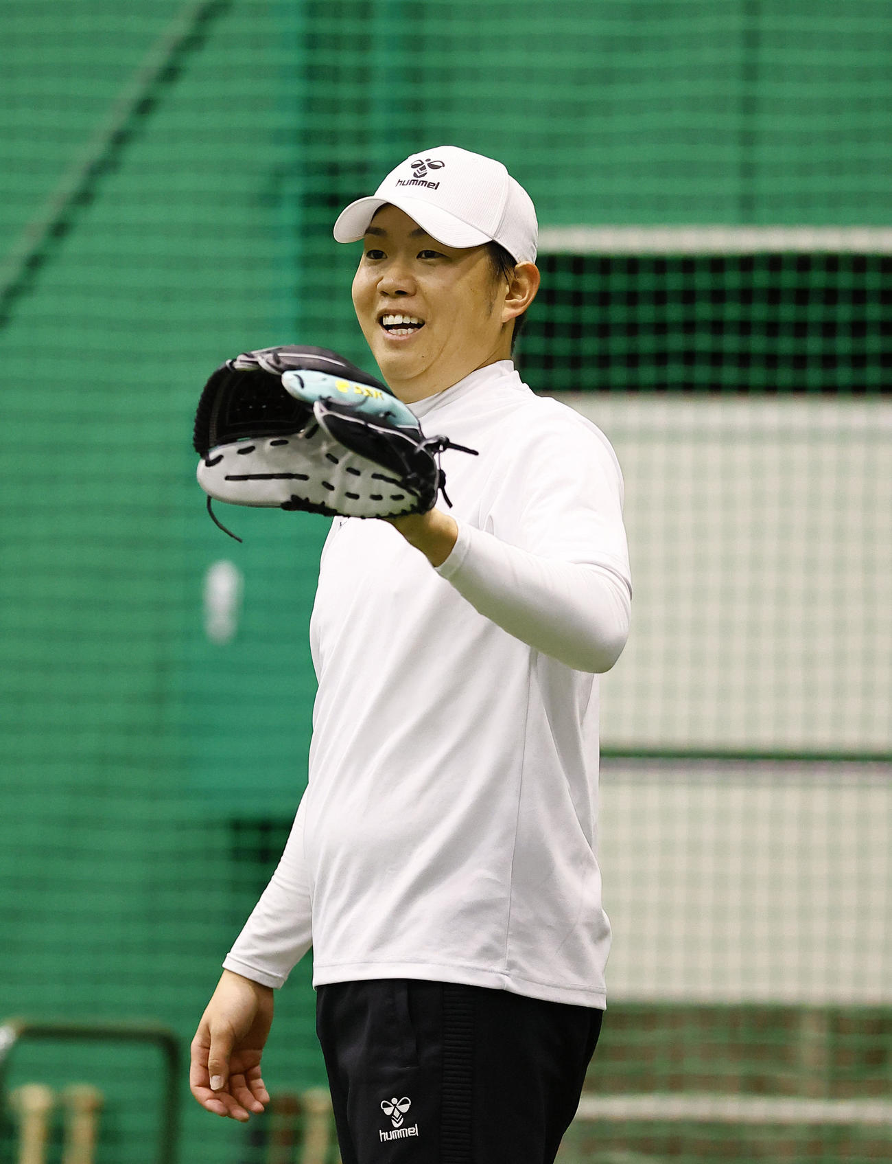 自主トレを公開し、キャッチボールをする阪神西勇（撮影・藤尾明華）