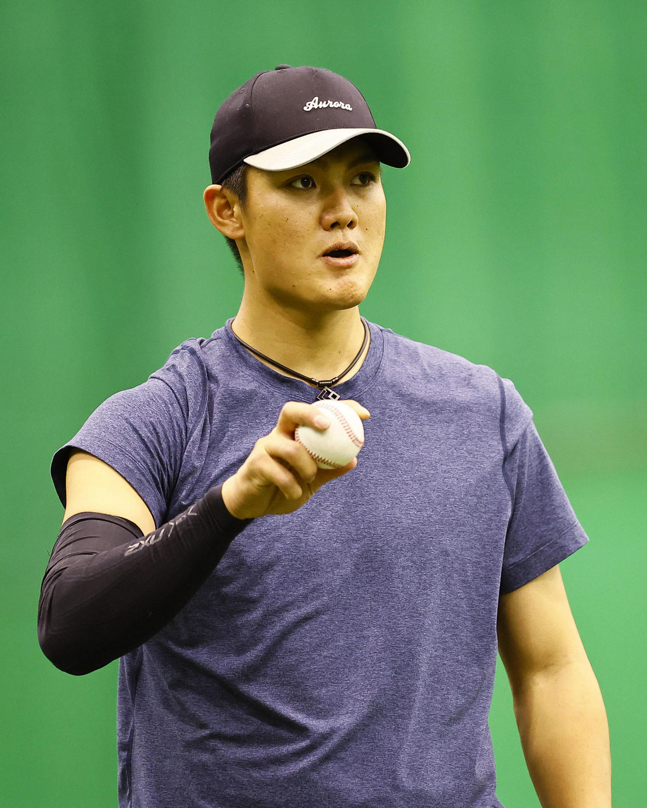 自主トレでキャッチボールをする阪神西純（撮影・藤尾明華）