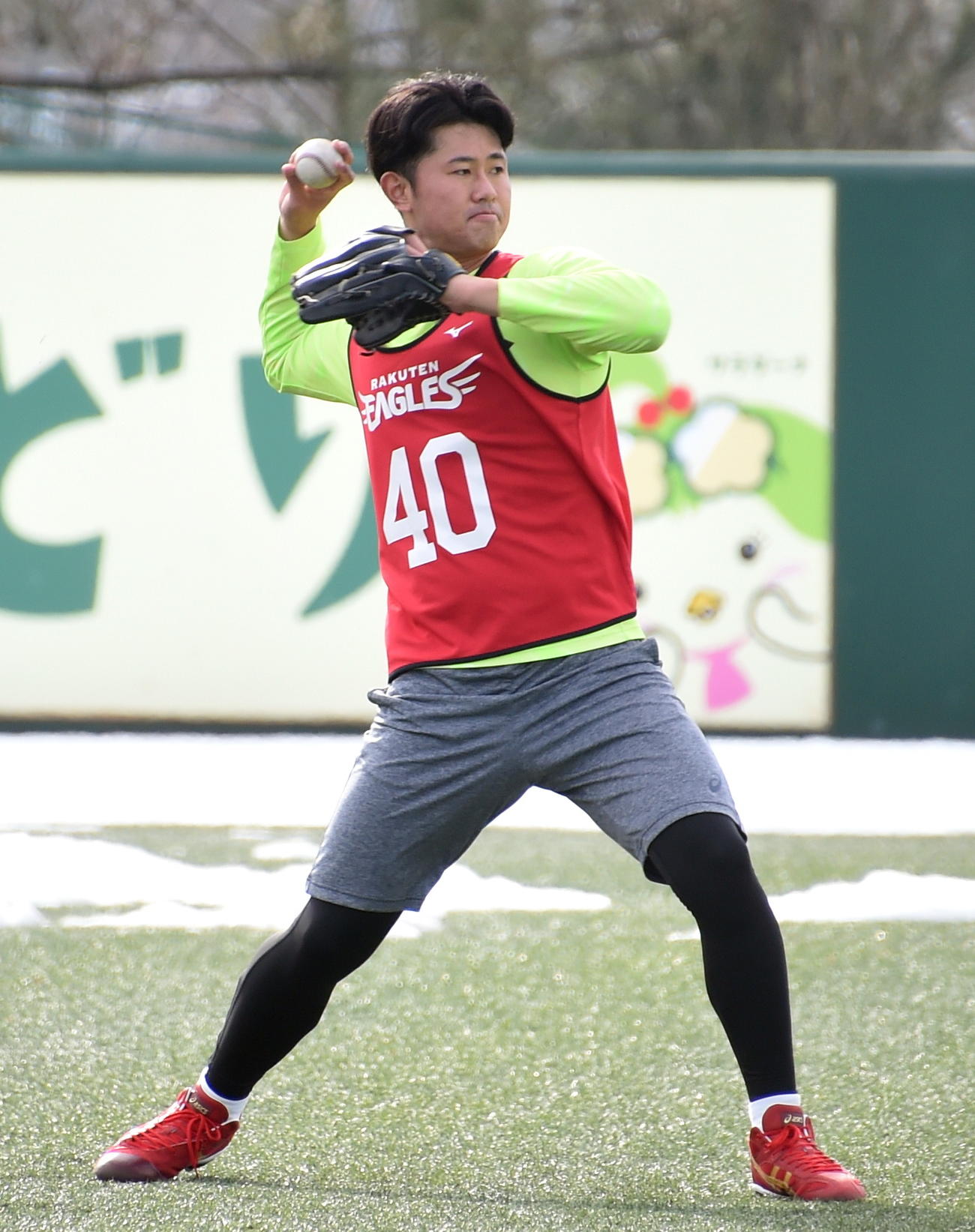 ノックを受ける楽天ドラフト4位の江原（撮影・山田愛斗）