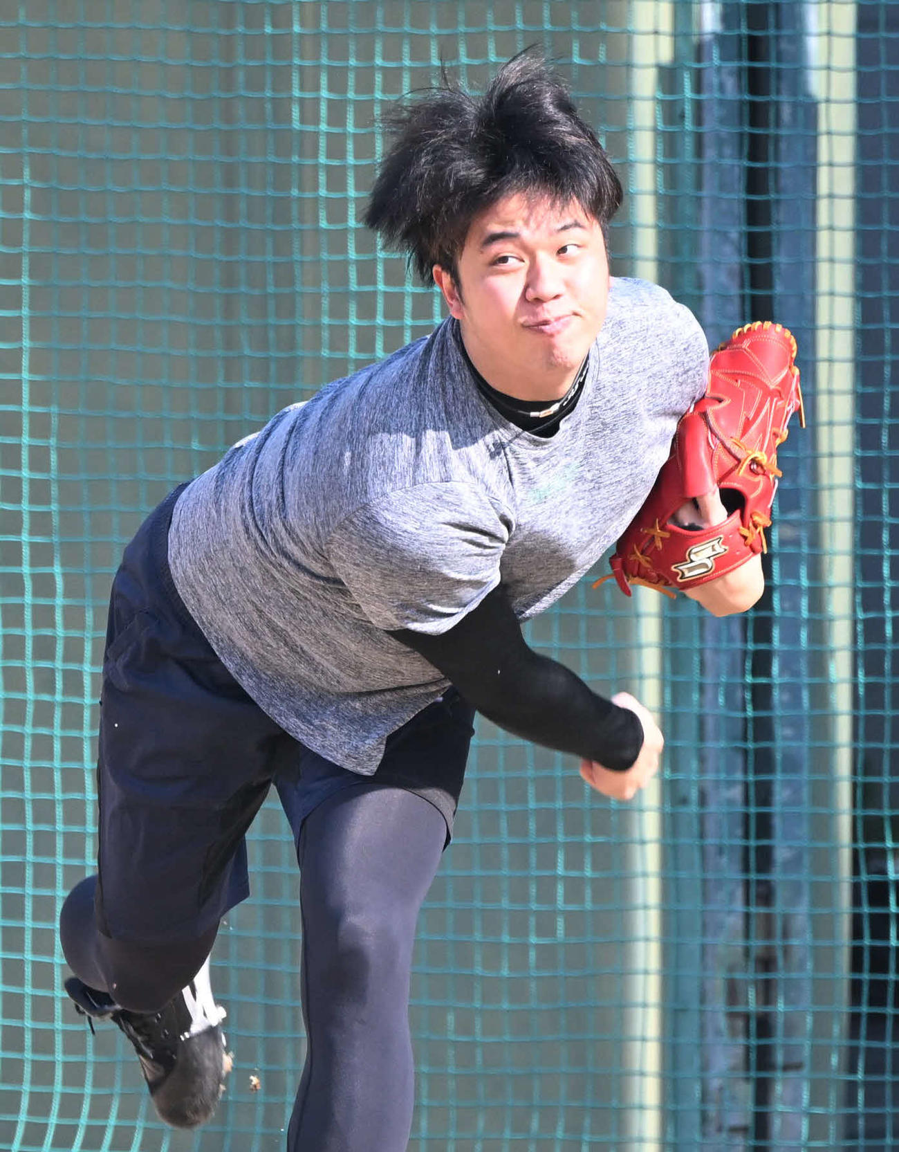 伸び伸びとキャッチボールする阪神才木（撮影・和賀正仁）