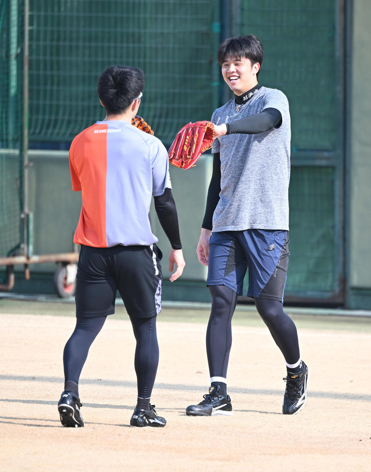 キャッチボールを終え石井（左）とグラブタッチする阪神才木（撮影・和賀正仁）