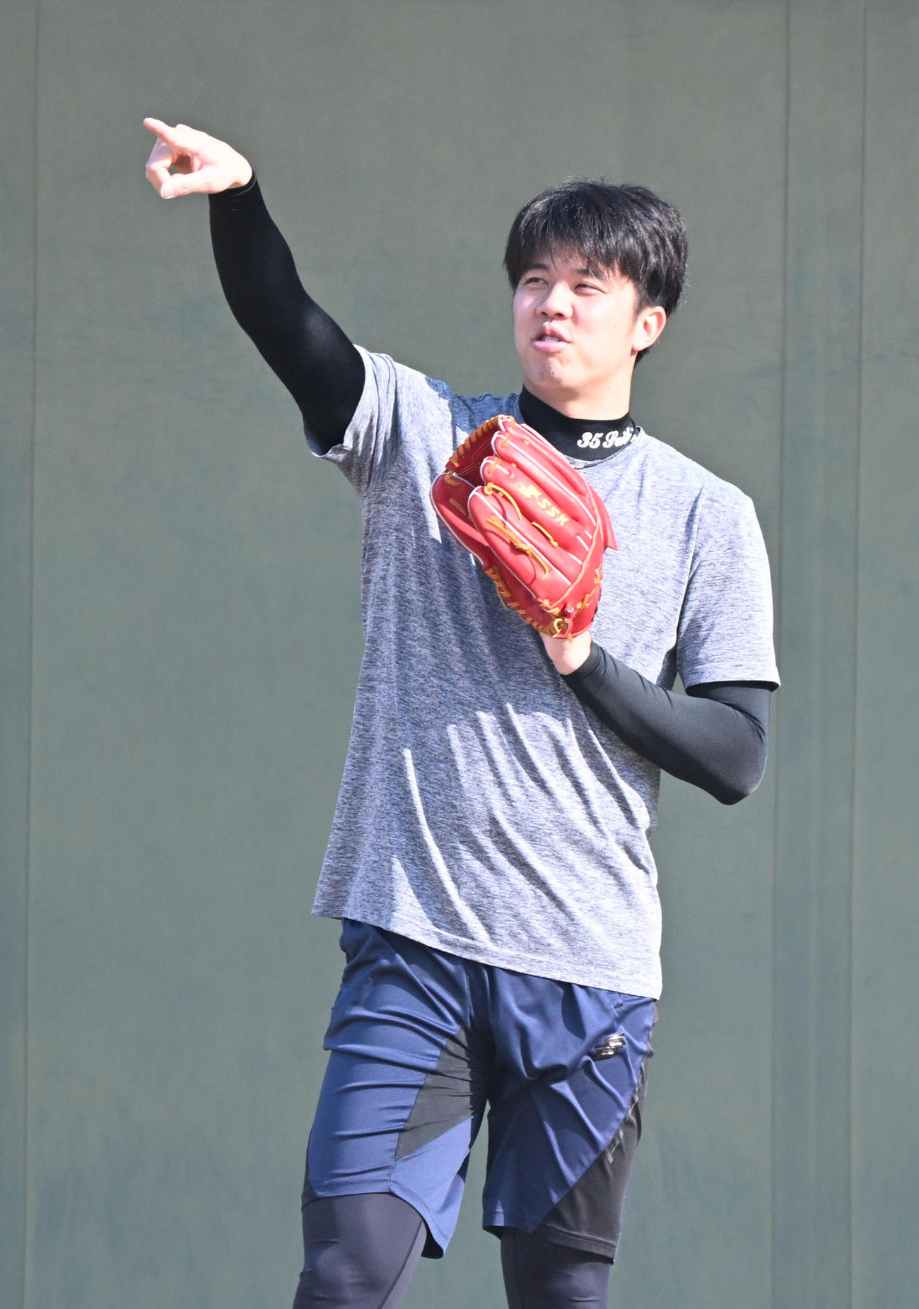 明るい表情でキャッチボールする阪神才木（撮影・和賀正仁）
